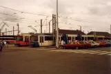 Brüssel De Kusttram mit Gelenkwagen 6102 am Oostende von der Seite gesehen (1982)