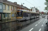 Brüssel Straßenbahnlinie 82 mit Niederflurgelenkwagen 3043 am Van Zande (2014)