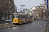 Budapest Straßenbahnlinie 49 mit Gelenkwagen 1419 am Gárdonyi tér (2013)