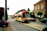 Charleroi Straßenbahnlinie M1 mit Gelenkwagen 7421 auf Rue Poul Jonson, Anderlues (2002)