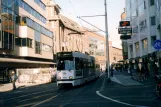 Den Haag Straßenbahnlinie 6 mit Gelenkwagen 3030 auf Grote Marktstrasse (2003)