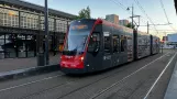 Den Haag Straßenbahnlinie 9 mit Niederflurgelenkwagen 5019 auf Stationsplein (2022)