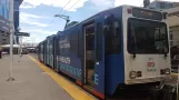 Denver Straßenbahnlinie E mit Gelenkwagen 241 am Union Station (2020)