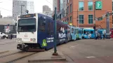 Denver Straßenbahnlinie H mit Gelenkwagen 211 auf Stout Street (2020)