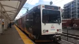 Denver Straßenbahnlinie W mit Gelenkwagen 287 am Union Station (2020)