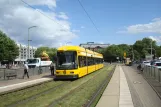 Dresden Straßenbahnlinie 4 mit Niederflurgelenkwagen 2522 am Neustädter Markt (2015)