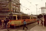 Düsseldorf Straßenbahnlinie 709 mit Gelenkwagen 2151 "Queen Mary" am Hauptbahnhof (1981)