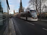 Edinburgh Straßenbahnlinie mit Niederflurgelenkwagen 272 auf Princes Street (2018)