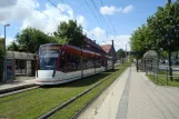 Erfurt Straßenbahnlinie 4 mit Niederflurgelenkwagen 721 am Bundearbeitsgericht (2014)