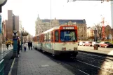 Frankfurt am Main Straßenbahnlinie 12 mit Gelenkwagen 687 am Willy-Brandt-Platz (2001)