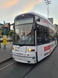 Frankfurt am Main Straßenbahnlinie 14 mit Niederflurgelenkwagen 260, die Vorderseite Hauptbahnhof (2022)