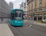 Frankfurt am Main Straßenbahnlinie 14 mit Niederflurgelenkwagen 263 nahe bei Karmeliterkloster (2020)