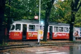 Gmunden Straßenbahnlinie 174 mit Triebwagen 8 am Hauptbahnhof von der Seite gesehen (2004)