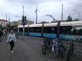 Göteborg Straßenbahnlinie 1 mit Niederflurgelenkwagen 420 "Harry Persson" am Järntorget (2018)
