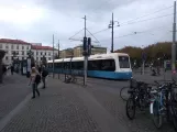 Göteborg Straßenbahnlinie 1 mit Niederflurgelenkwagen 420 "Harry Persson" auf Järntorget (2018)
