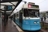 Göteborg Straßenbahnlinie 8 mit Gelenkwagen 372 "Per Nyström" am Marklandsgatan Vorderansicht (2020)