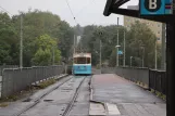 Göteborg Straßenbahnlinie 8 mit Gelenkwagen 372 "Per Nyström" auf Högsboleden (2020)