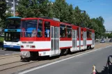 Gotha Straßenbahnlinie 1 mit Gelenkwagen 307 auf Ekhofplatz, von hinten gesehen (2012)