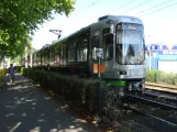 Hannover Straßenbahnlinie 10 mit Gelenkwagen 2554 auf der Seitenbahn bei Ahlem (2022)