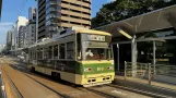 Hiroshima Straßenbahnlinie 7 mit Triebwagen 810 am Kamiyacho-nishi (2023)