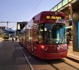 Innsbruck Stubaitalbahn (STB) mit Niederflurgelenkwagen 326 am Hauptbahnhof, Südtiroler Platz  von hinten gesehen (2020)