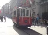 Istanbul Nostalgilinje T2 mit Triebwagen 223 auf İstiklal Cd, von hinten gesehen (2008)