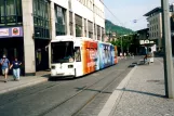 Jena Straßenbahnlinie 5 mit Niederflurgelenkwagen 617 am Stadtzentrum Holzmarkt (2003)