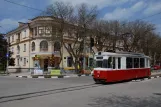 Jewpatorija Straßenbahnlinie 3 mit Triebwagen 012 in der Kreuzung Frunze Street/Djemisheva Street (2011)