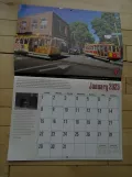 Kalender: San Francisco Kabelstraßenbahn Powell-Mason mit Kabelstraßenbahn 15 vor dem Museum Cable Car Museum (2023)