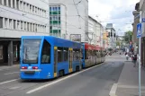 Kassel Straßenbahnlinie 1 mit Niederflurbeiwagen 511 auf Fünffensterstraße (2022)