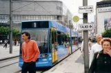 Kassel Straßenbahnlinie 1 mit Niederflurgelenkwagen 458 am Königsplatz (2003)