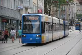 Kassel Straßenbahnlinie 1 mit Niederflurgelenkwagen 610nah Friedrichsplatz (2022)