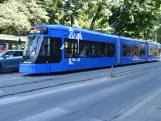 Krakau Straßenbahnlinie 10 mit Niederflurgelenkwagen HY872 am Poczta Główna (2024)