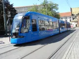 Krakau Straßenbahnlinie 8 mit Niederflurgelenkwagen RY819 am Plac Wszystkich Świętych (2024)