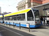 Leipzig Straßenbahnlinie 1 mit Niederflurbeiwagen 923 am Hauptbahnhof (2019)