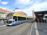 Leipzig Straßenbahnlinie 11 mit Niederflurgelenkwagen 1222 "Bologna" am Hauptbahnhof (2019)