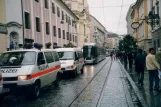 Linz Straßenbahnlinie 2 mit Niederflurgelenkwagen 001nah Mozartkreuzung (2004)