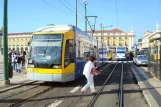 Lissabon Straßenbahnlinie 15E mit Niederflurgelenkwagen 505 am Praça do Cormércio (2008)