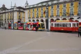 Lissabon Straßenbahnlinie 15E mit Niederflurgelenkwagen 506 am Praça do Cormércio (2013)
