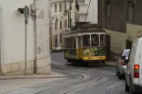Lissabon Straßenbahnlinie 28E mit Triebwagen 565 auf R. Santo António da Sé (2013)