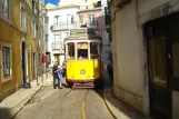 Lissabon Straßenbahnlinie 28E mit Triebwagen 574 am Calçade de São Vicente (2008)