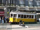 Lissabon Straßenbahnlinie 28E mit Triebwagen 581 am Praça Luís de Camões (2008)