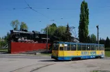 Luhansk Straßenbahnlinie 3 mit Triebwagen 151 am Fabryka Lokomotyw von der Seite gesehen (2011)