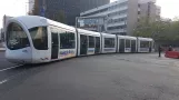 Lyon Straßenbahnlinie T1 mit Niederflurgelenkwagen 48 in der Kreuzung Rue Servient/Boulevard Marius Vivier Merle (2018)