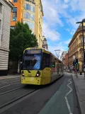 Manchester Straßenbahnlinie Lila mit Gelenkwagen 3053 in der Kreuzung Cross St/St. Ann (2022)