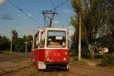 Mariupol Straßenbahnlinie 11 mit Triebwagen 975 in der Kreuzung Huhelya Street/Nabarezhna Street (2012)