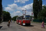 Mariupol Straßenbahnlinie 5 mit Triebwagen 956 am Yednosti Avenue (2012)