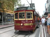 Melbourne Ausflugslinie 35 (City Circle) mit Triebwagen 961 auf Flinders Street (2010)