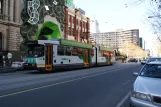 Melbourne Straßenbahnlinie 1 mit Gelenkwagen 2106 auf Swanston Street (2010)
