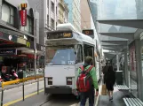 Melbourne Straßenbahnlinie 57 mit Triebwagen 120 am Flinders Street Station, City (2010)